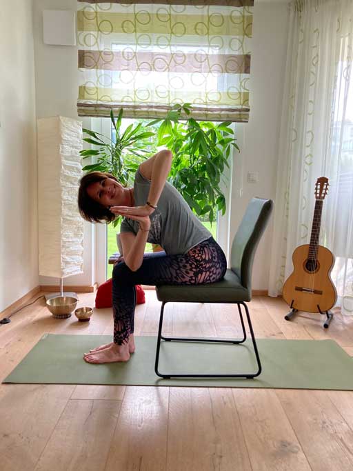 Yoga auf dem Stuhl