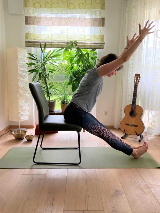 Yoga auf dem Stuhl