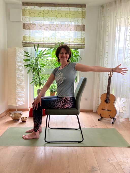 Yoga auf dem Stuhl